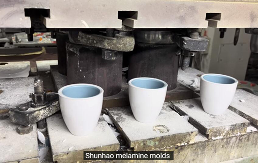 Shunhao Fabrikası: 2 Renkli Melamin Sofra Üretimi
    